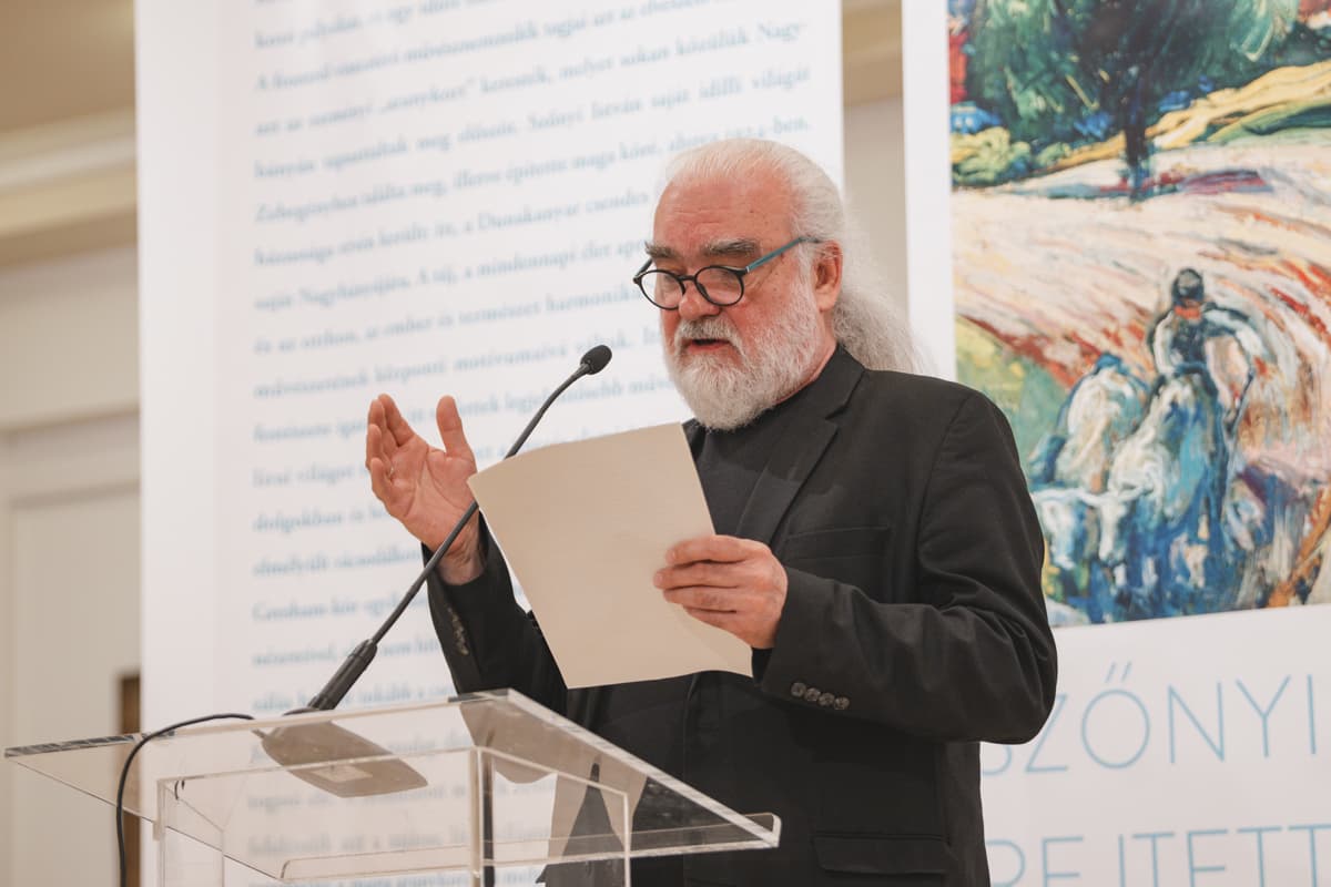 Szurcsik József Munkácsy Mihály-díjas, Érdemes Művész, magyar képzőművész, az MMA Képzőművészeti Tagozatának vezetője beszédet mond Az ajtón túl című kiállítás megnyitóján a Pesti Vigadóban 2026. május 8-án. — Fotós: Nyírő Simon